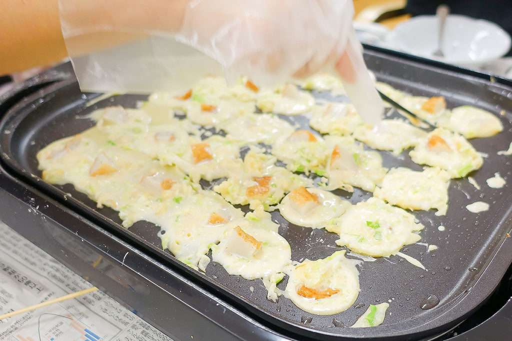 鹿児島 デイサービス おやつは、レクリエーション活動を兼ねて「たこ焼きパーティー」